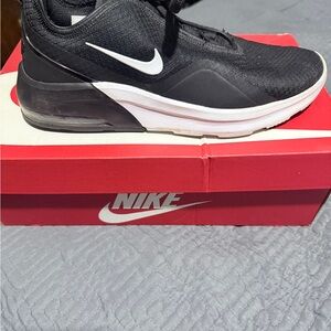 Nike Air Max Motion 2 in Black and White